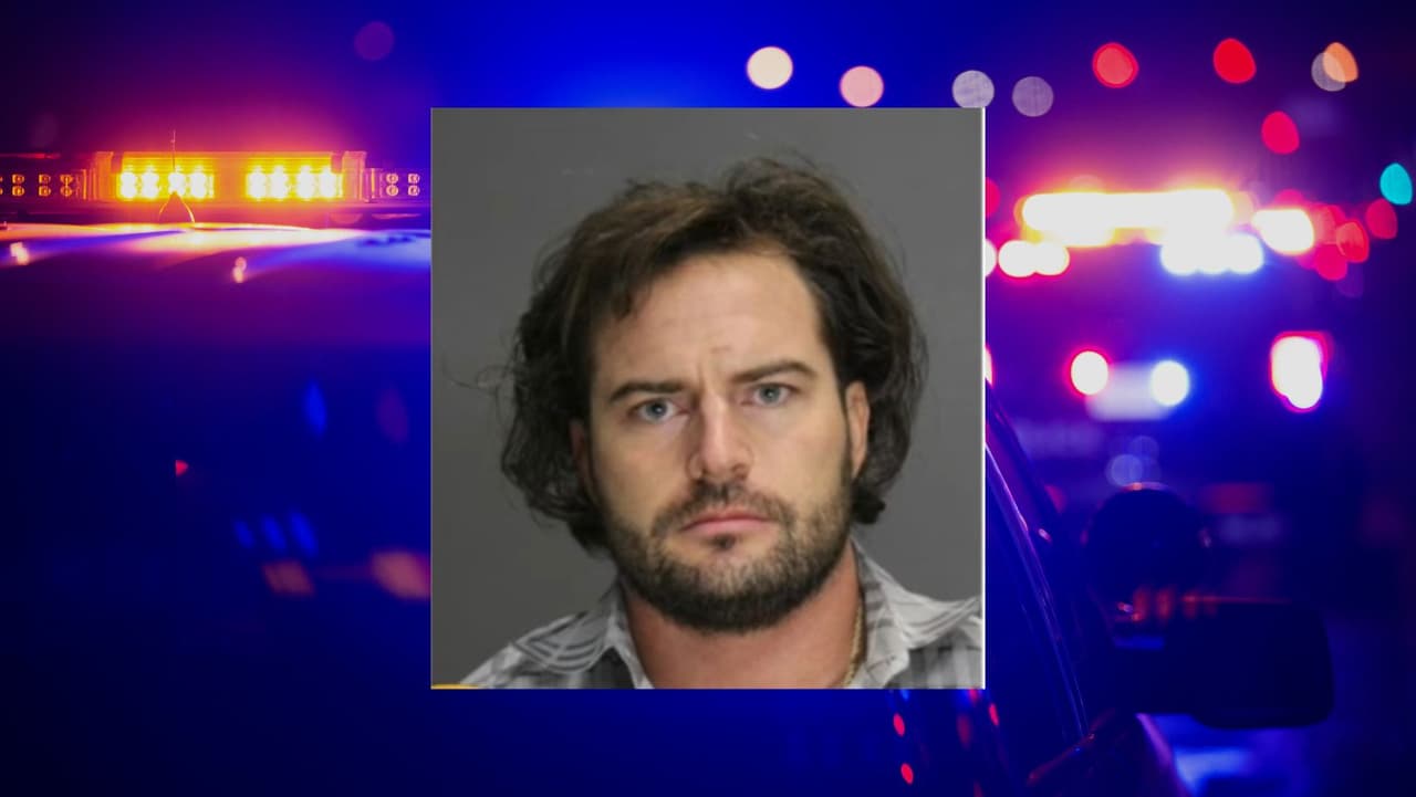 Hijo mata a golpes a su madre, luego se saca fotos y videos con el cadáver 