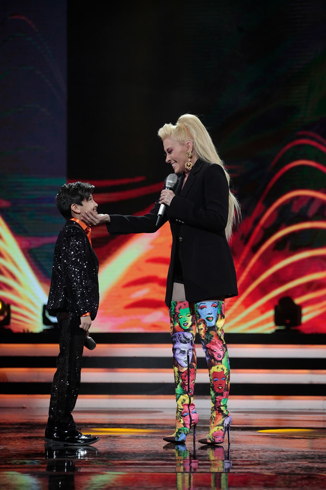 Por su parte, Kenneth tuvo la tarea de adaptar su voz al tema romántico de ‘Irreversible’.