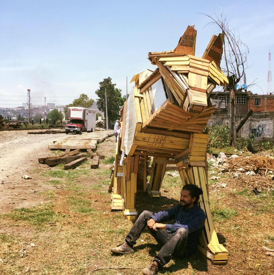 La escultura mide 2.6 metros (8.5 pies) de altura y está hecha con madera. Pronto habrá otras similares en Chiapas, Oaxaca, Tabasco, Veracruz, entre otros estados de México.