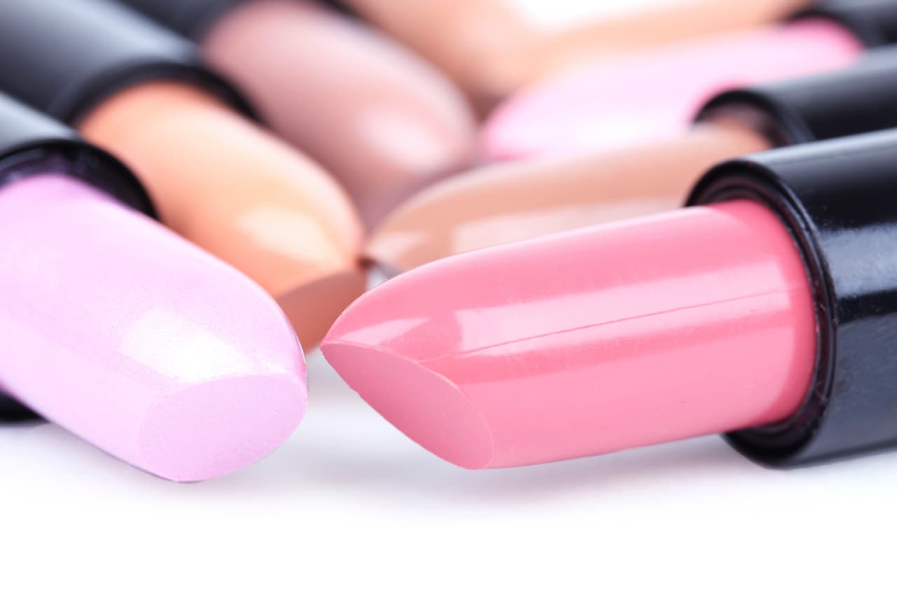 Para los labios, lo mejor es optar por tonos rosas o ‘nude’ con un poco de brillo.