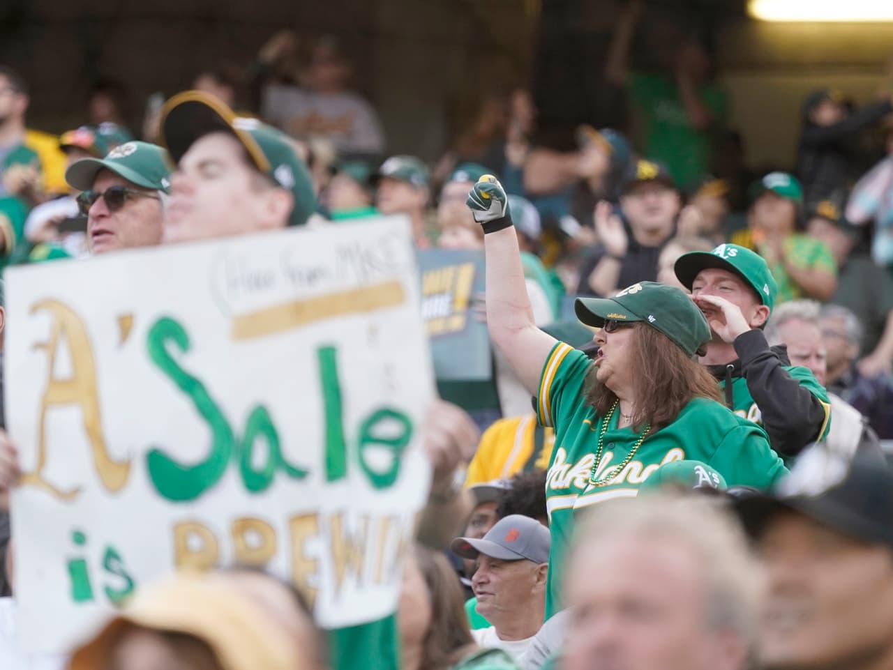 La noticia se anunció oficialmente el jueves por la mañana, después de que fuentes informaran que los Atléticos y los funcionarios de la ciudad de Sacramento estaban "finalizando un acuerdo para jugar temporalmente".