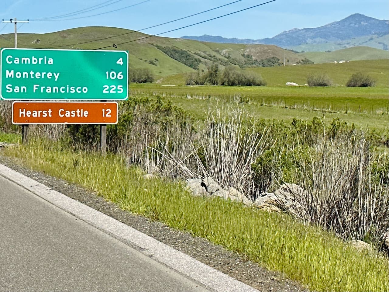 Siguiendo nuestro recorrido llegamos a
<b>Cambria</b>, un pueblo costero en el condado de San Luis Obispo a medio camino entre San Francisco y Los Ángeles. Cambria es uno de los destinos favoritos en la costa central de California. Hay muchas cosas divertidas que hacer para mantenerse ocupado, pero también es el
<b>lugar perfecto para descansar y relajarse.</b>
<br>