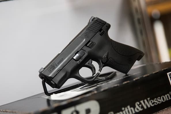 Como entidades privadas, los minoristas tienen derecho a restringir las armas en sus tiendas. Sin embargo, no está claro cómo podrían obligar a los clientes a cumplir.
<br>
<br>Las políticas se enmarcaron como solicitudes y no como prohibiciones directas.
<br>