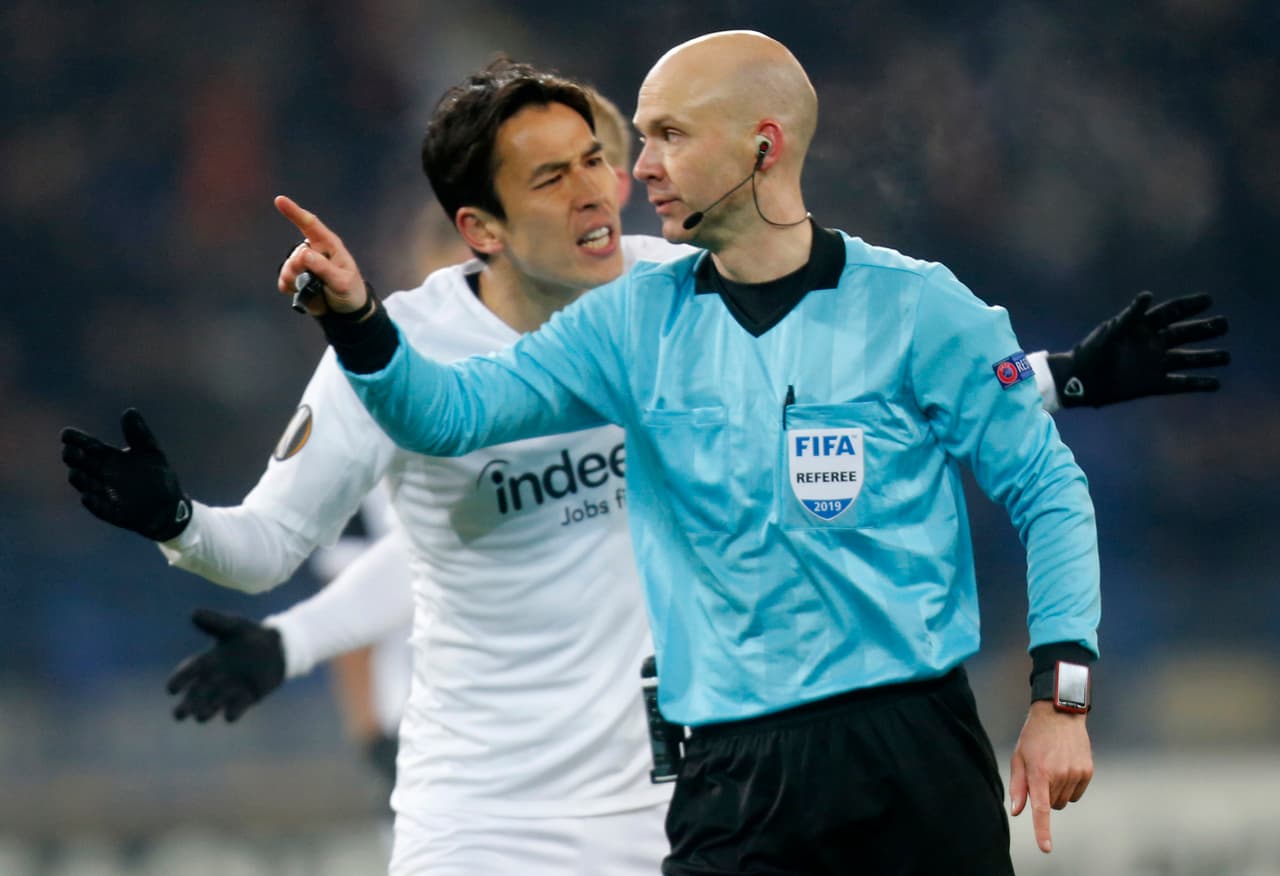 Anthony Taylor | Inglaterra | Ha sido fuertemente criticado por decisiones polémicas en la Premier League.