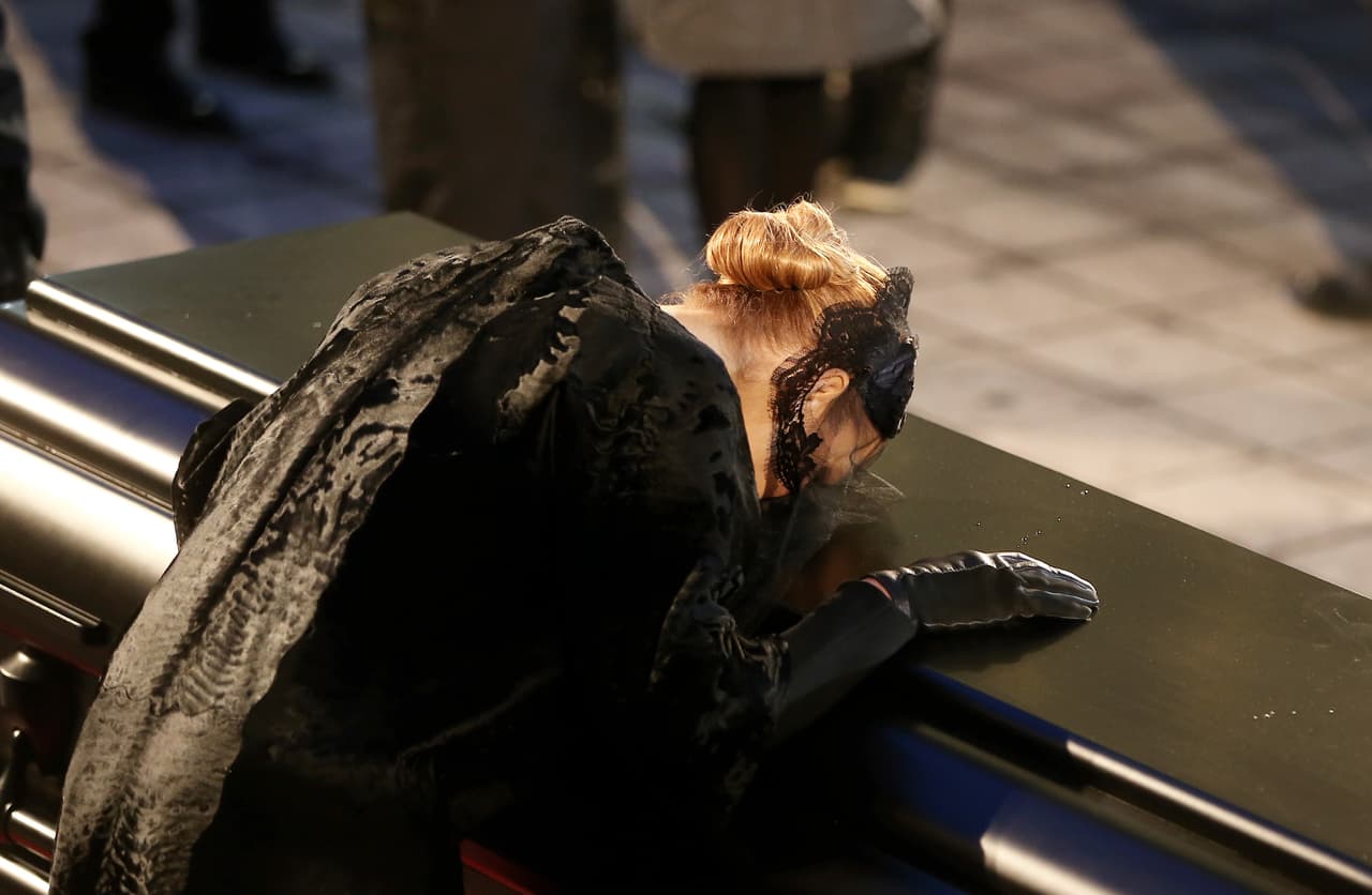 En un acto de amor puro, la cantante besó el féretro de su querido compañero de vida.