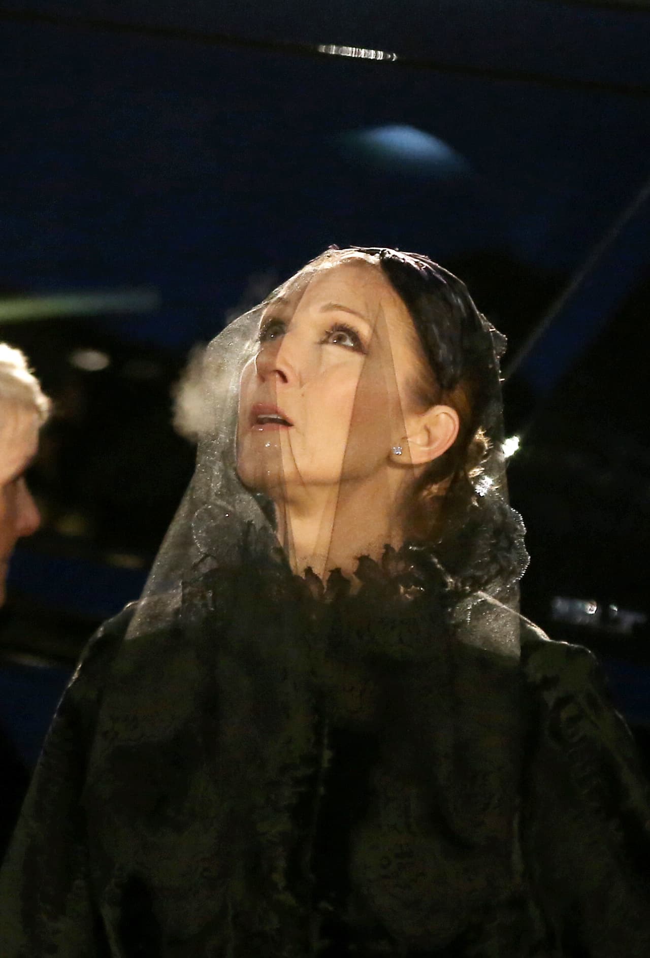 Celine lanzó gestos al cielo, como pidiéndole a Dios la fuerza necesaria para sobrellevar la pérdida.