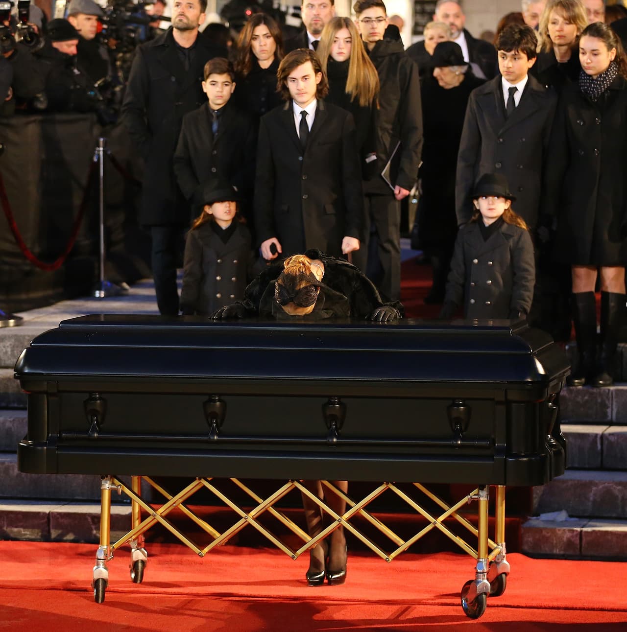 Sus hijos permanecieron a su lado para apoyarla en medio de su tristeza.