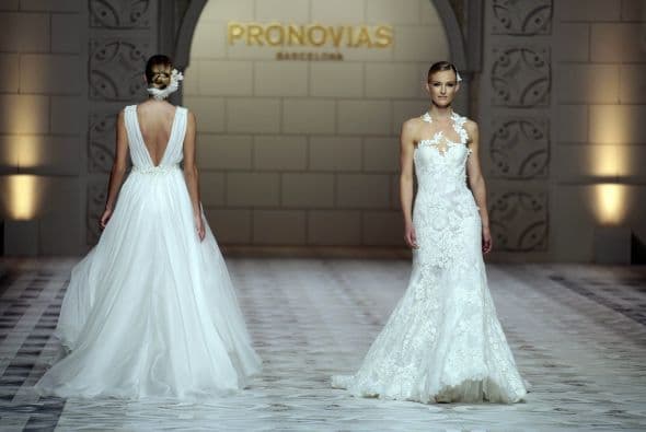 Los escotes también se mostraron en la espalda, dando esa elegancia y sensualidad en el vestido.