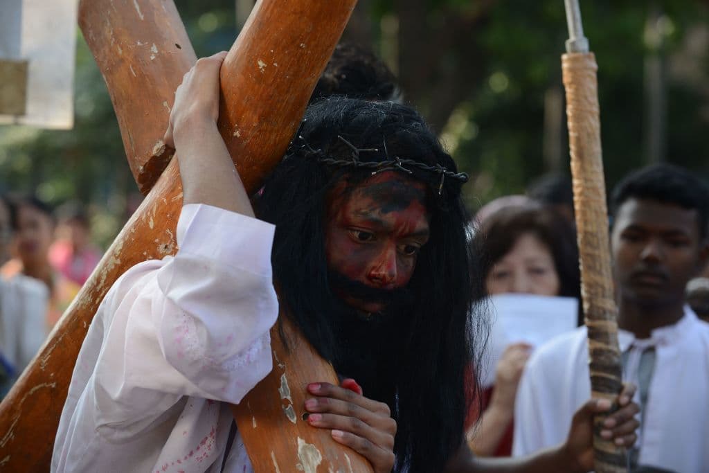 En India, un actor representa a Jesús en la típica procesión del Via Crucis en Viernes Santo.