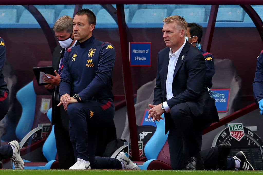 El asistente del Aston Villa, John Terry, y el entrenador, Dean Smith, se hincaron previo al juego entre su equipo el Chelsea como parte del movimiento social 'Black Lives Matter'.