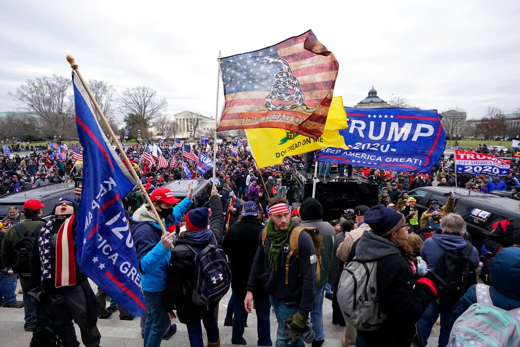 Uma imagen del pasado 6 de enero cuando manifestantes leales al presidente Donald Trump invaden el Capitolio en Washington.
<br>