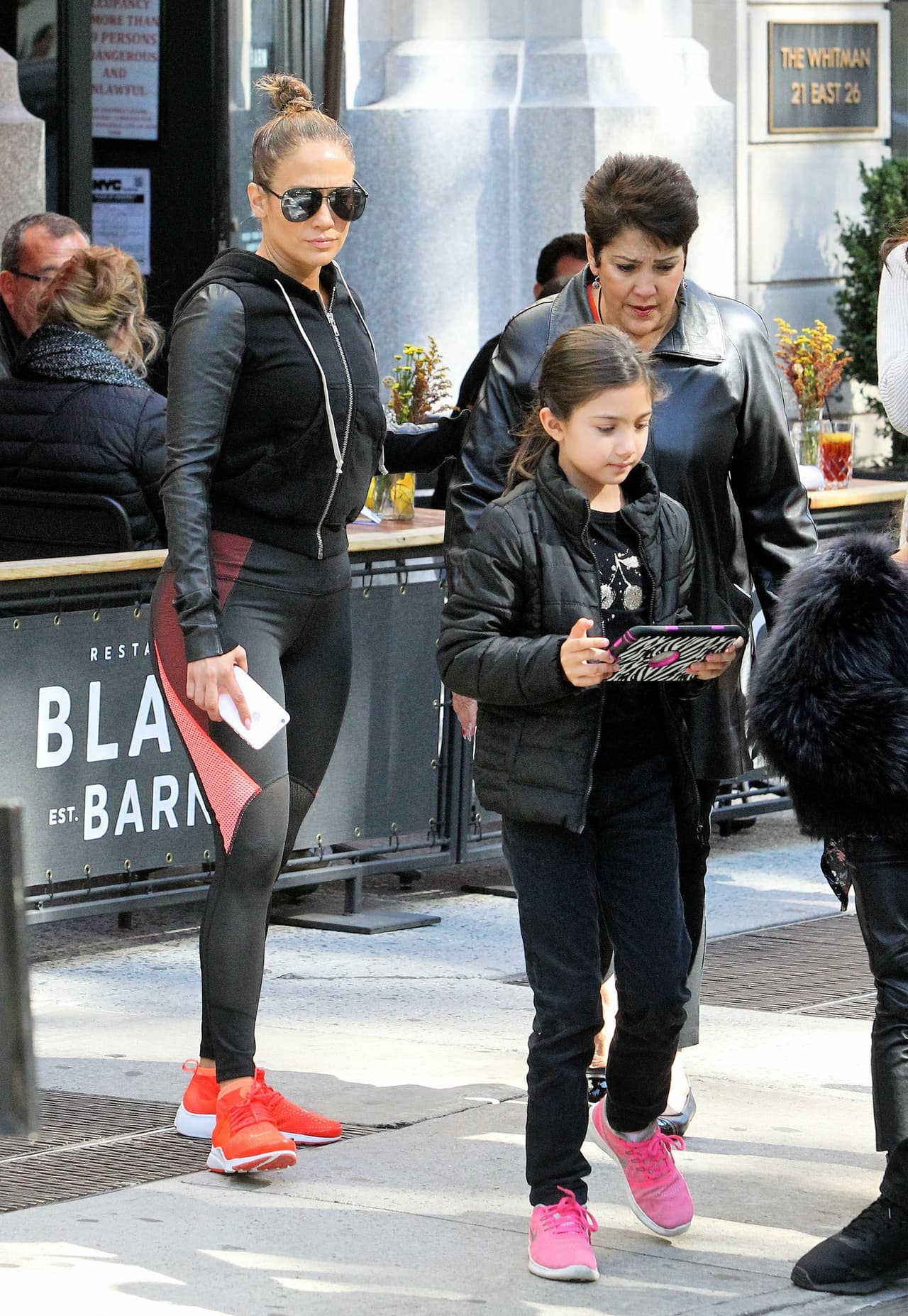 Sus curvas destacan solitas.