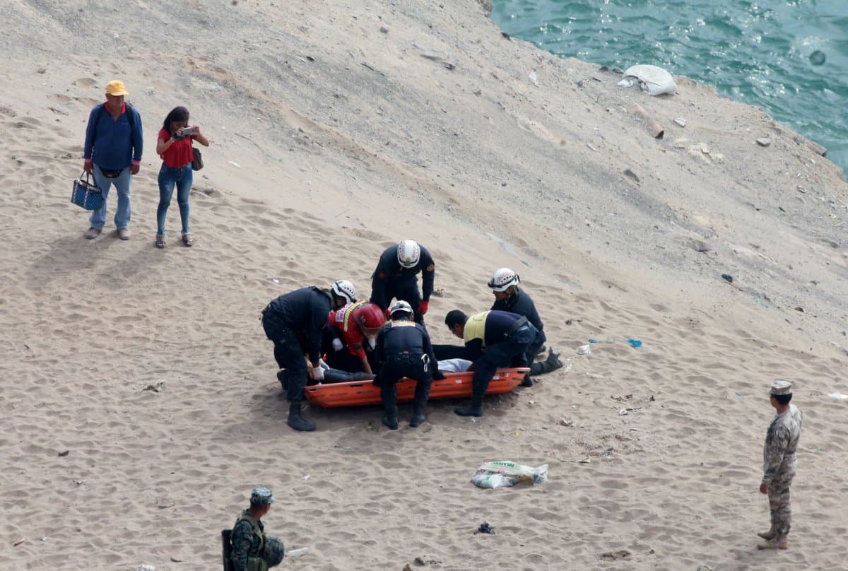 Los seis heridos rescatados tienen múltiples fracturas y fueron trasladados en helicóptero a dos hospitales del Callao, confirmó la autoridad.