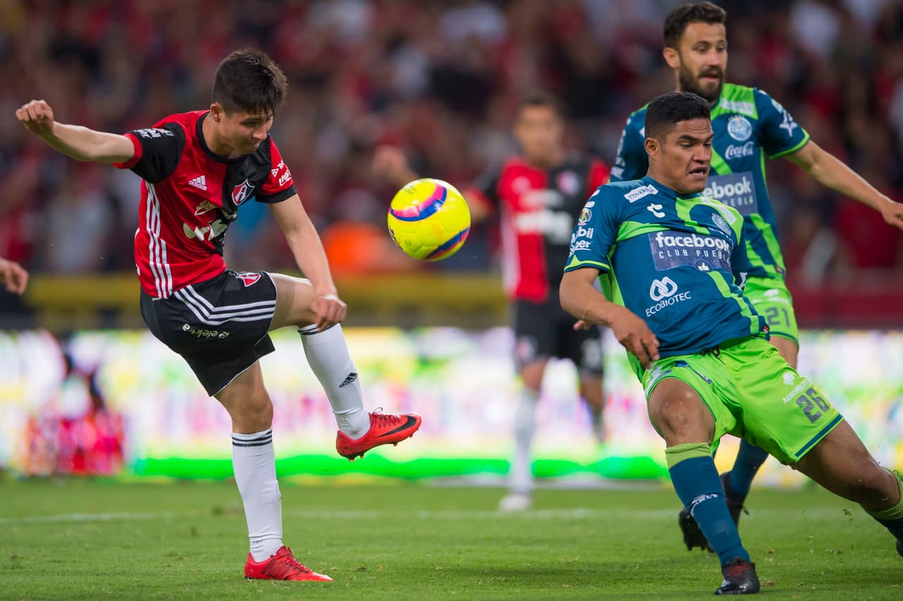 Al paso de los minutos el Atlas tomó el balón y generó peligro en el área poblana, sin embargo, ninguno marcó diferencia y se fueron al descanso sin goles.
