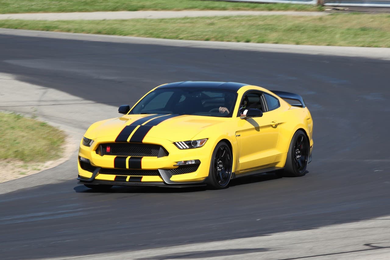 Ford da 
<b>un paso más hacia las pistas</b> y las carreras de la mano del 
<b>Mustang Shelby GT350R</b>, una versión deportivizada del Mustang Shelby GT350, con suspensiones de competición y diferentes aditamentos aerodinámicos.