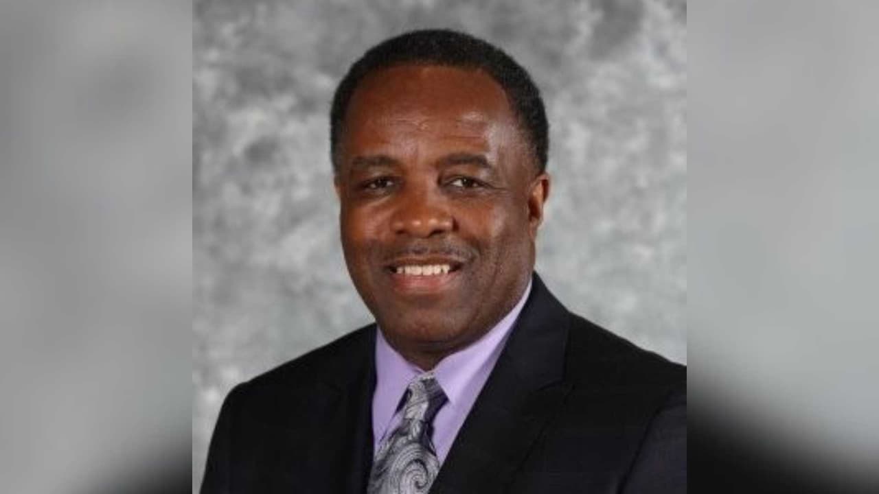 <b>Tim Pearson (asesor de confianza): </b>Sus dispositivos electrónicos fueron confiscados. Tiene un papel importante en la aprobación de contratos para refugios de inmigrantes. Ha enfrentado demandas por acoso sexual y una investigación de la ciudad por su participación en una pelea en un refugio para inmigrantes.