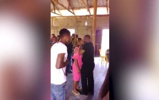 Un pastor de Zimbabwe también llegó a viralizarse al besar en la boca a una mujer con la excusa de “librar su cuerpo del demonio”.