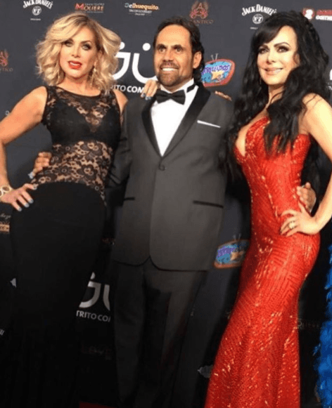Así fue como lució en la noche de gala para celebrar 10 años del programa 'Desmadruga2', conducido por Israel Jaitovich. Este dress en color rojo y ceñido al cuerpo es el último diseño que le hemos visto a Maribel Guardia, el cual fue confeccionado por Mitzy.