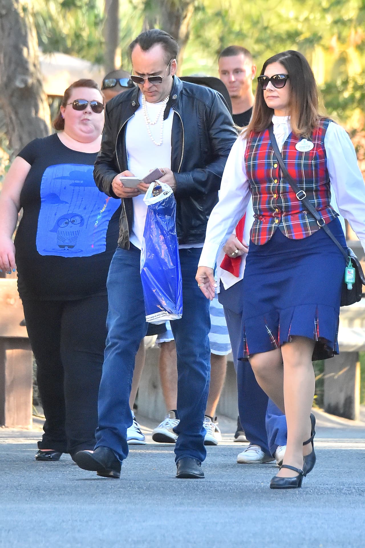 A su lado estaba su esposa, Alice.