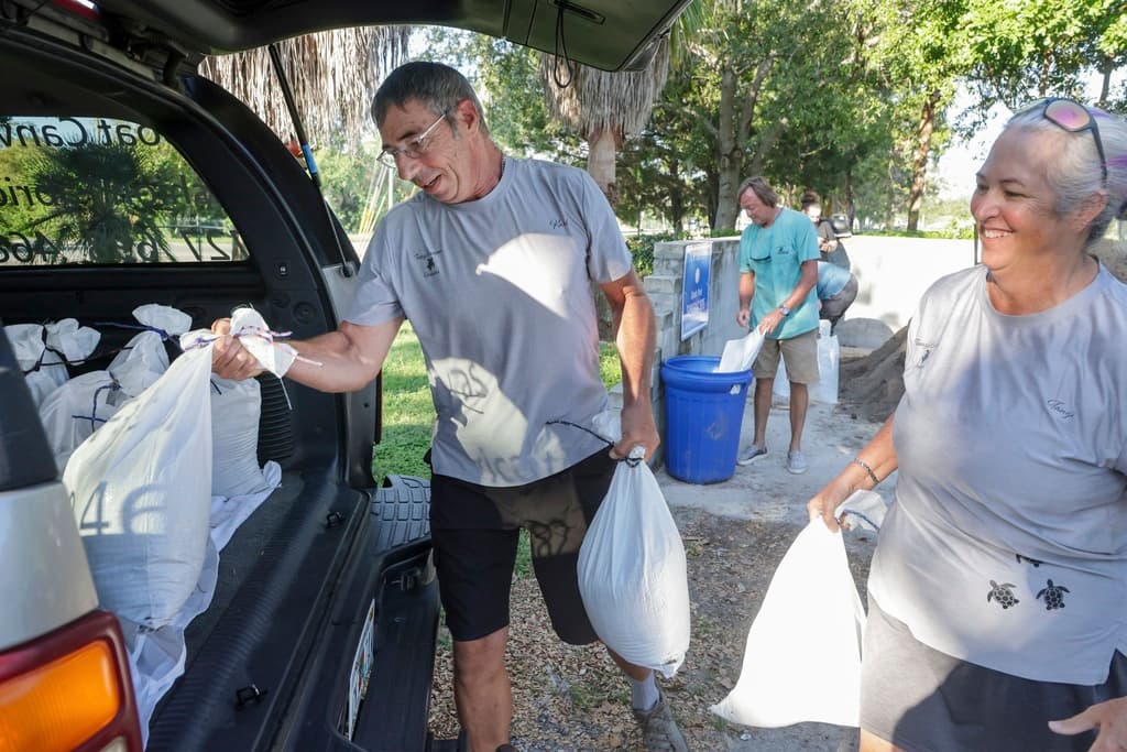 Vecinos han comenzado a colaborar con otros para enfrentar los daños que pudiera producir el huracán Helene en Florida.