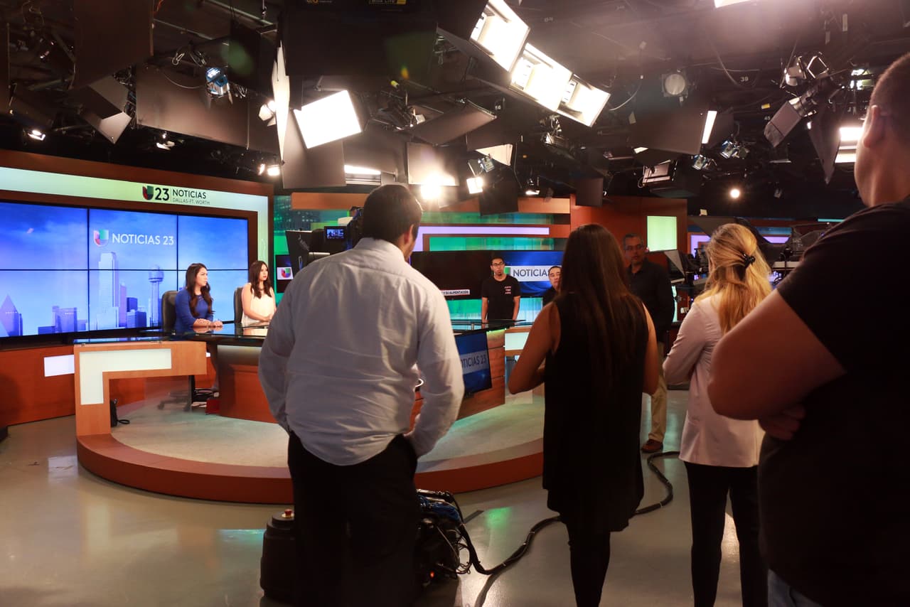 Junta de todo el equipo después de la primer grabación para discutir lo que salió bien, lo que salió mal y lo que se debe mejorar