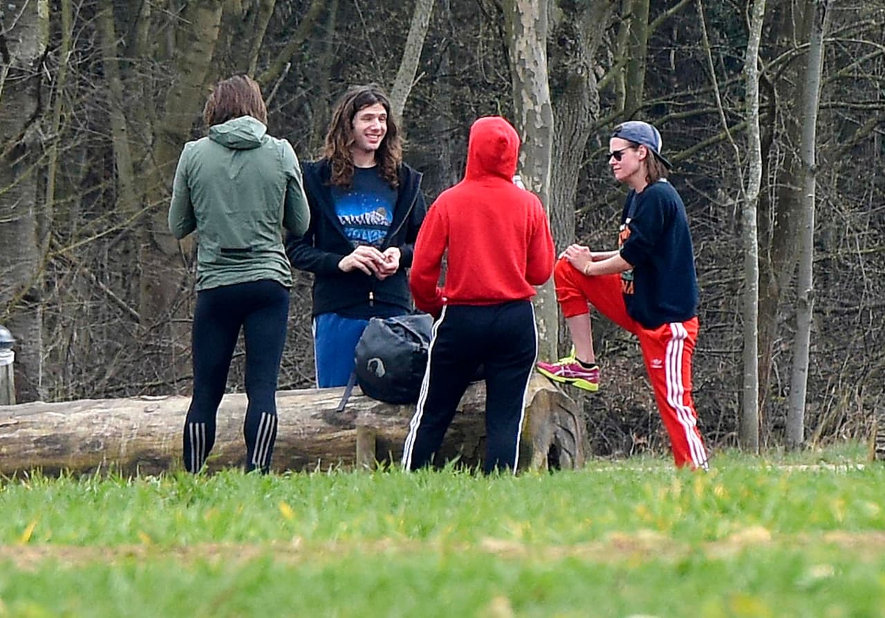 Unos amigos se encontraban con la parejita.