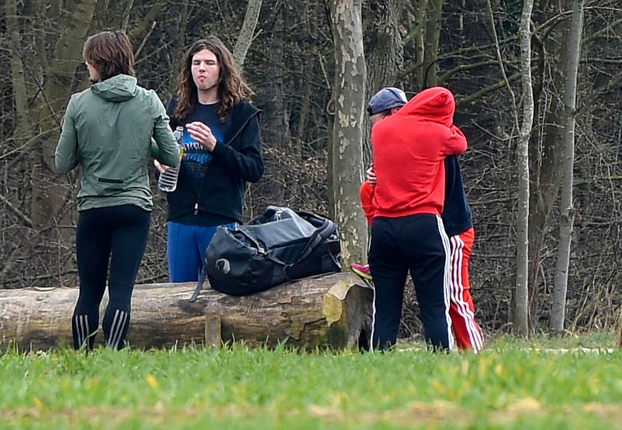 Se dieron un romántico abrazo.