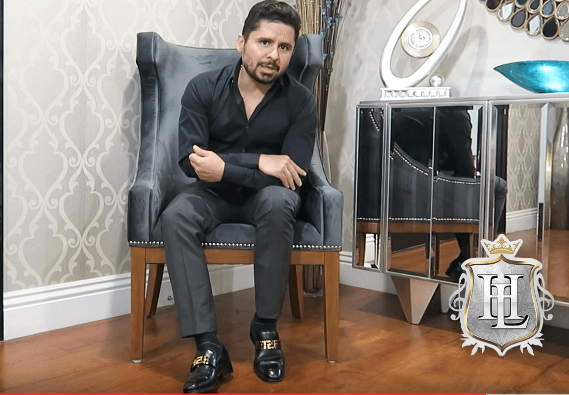 Además, por indicación de sus abogados él se alejó de los medios de comunicación y trató de mantener su vida personal al margen de todo.