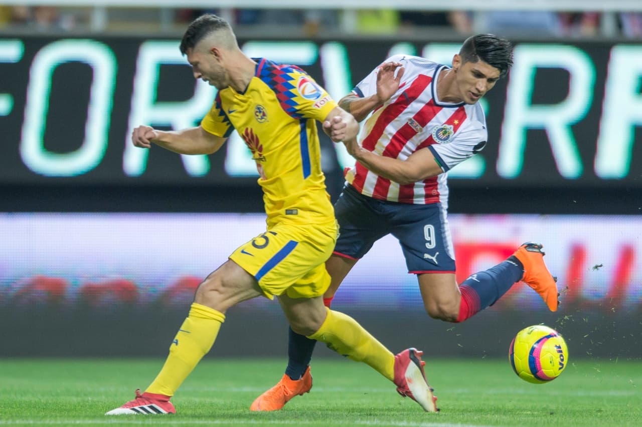 La primer llegada de peligro fue del conjunto americanista, pero Chivas equilibró las acciones de inmediato con un juego basado en su velocidad.