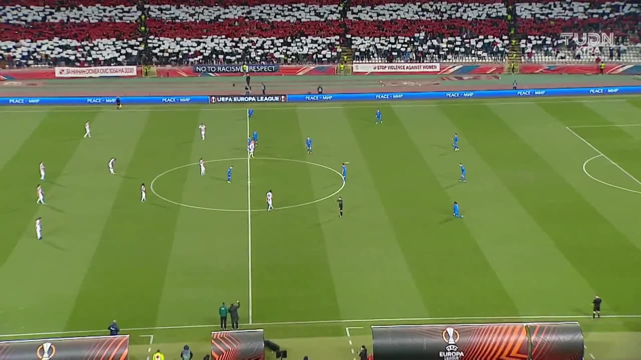 Arranca el partido y la pelota está en juego.