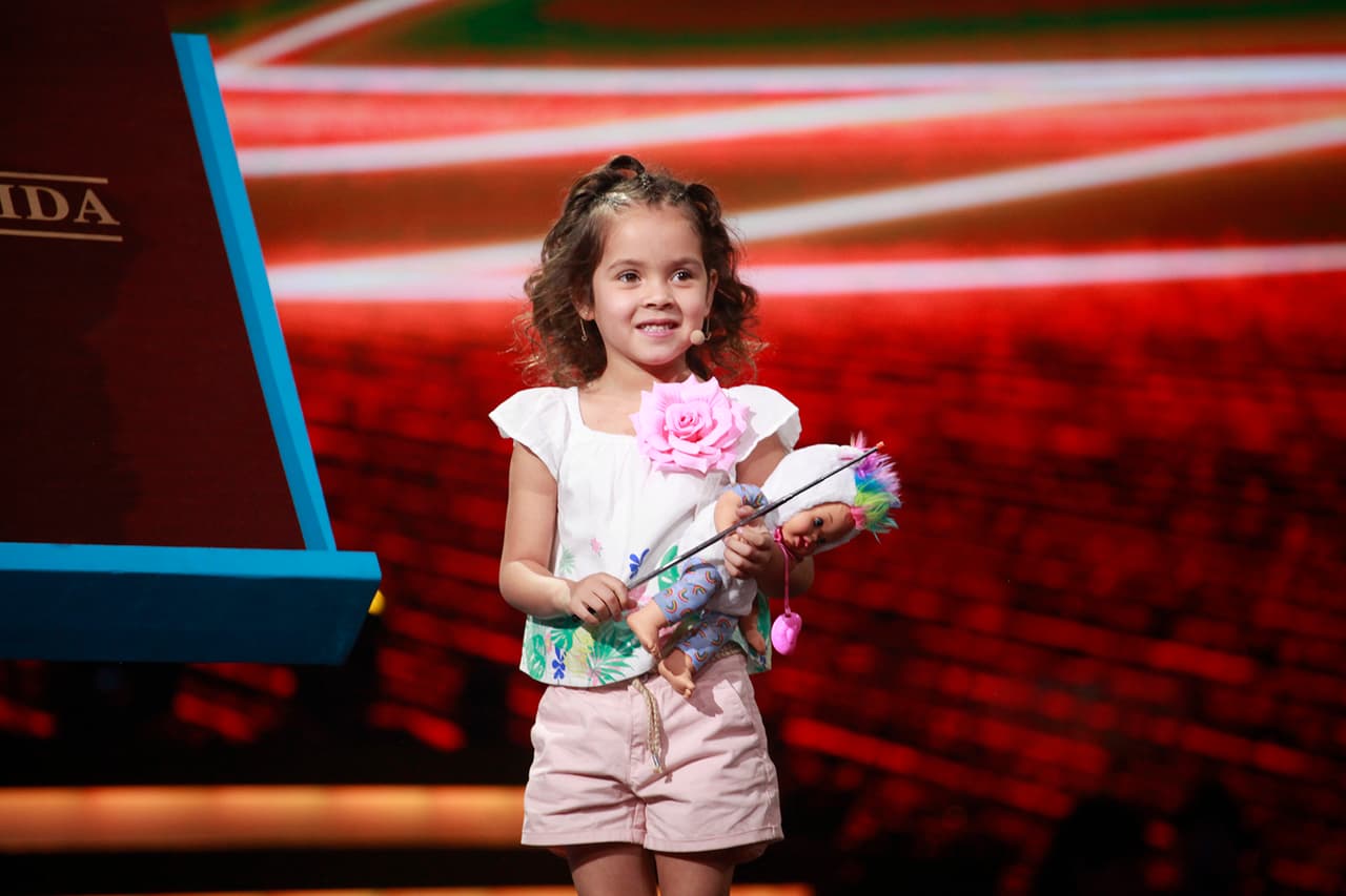 Desde que Danna pisó el escenario de Pequeños Gigantes, en el primer show, dejó claro que su equipo favorito de futbol soccer son las Chivas Rayadas del Guadalajara.