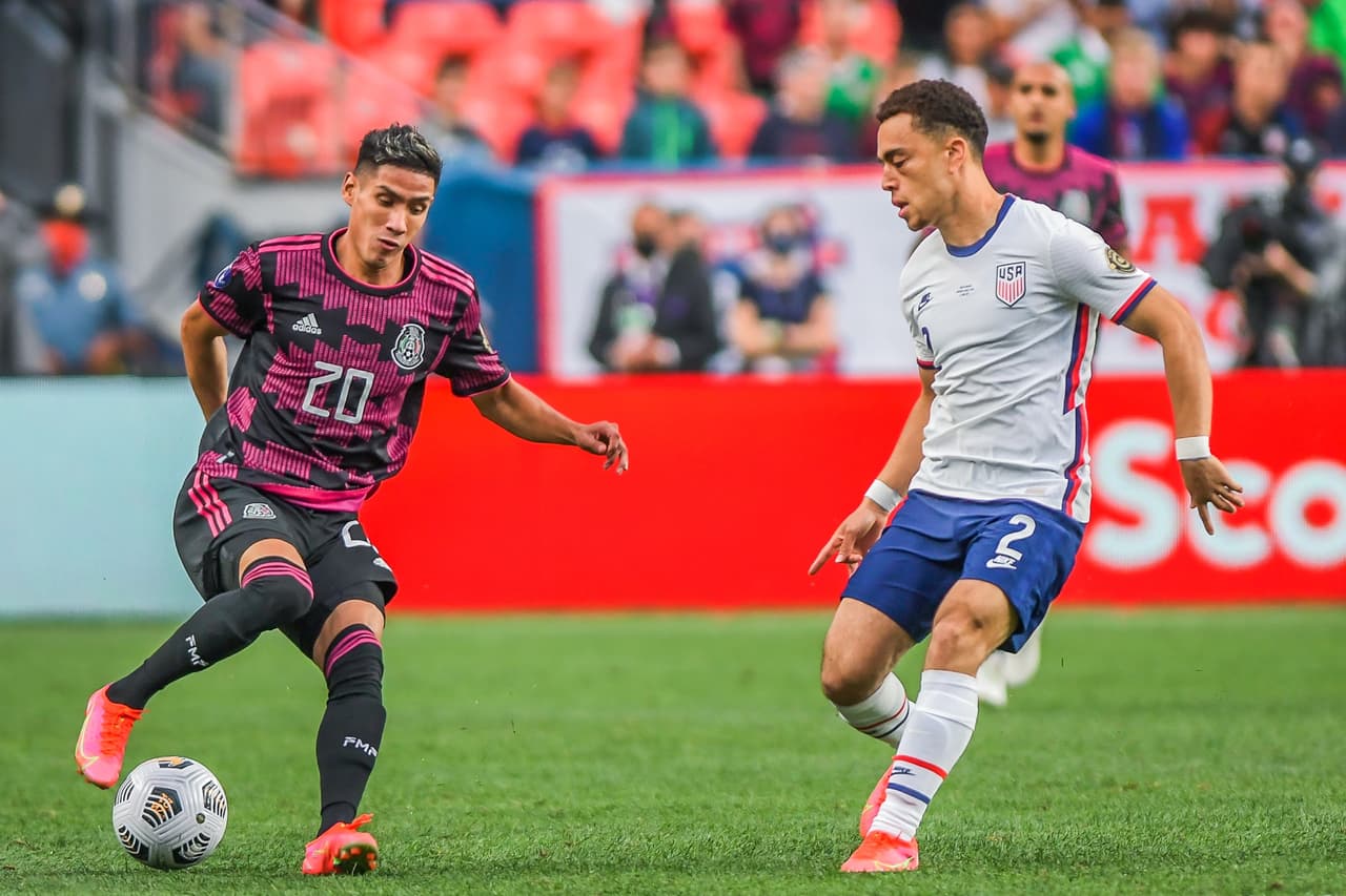 Uriel Antuna y Sergiño Dest disputaron varios duelos, donde hubo paridad entre ambos futbolistas en el campo.