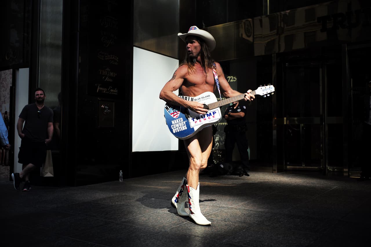 Con el sol a su favor, el Vaquero desnudo comenzó a interpretar los temas con los que invita a confiar en Donald Trump para que dirija el destino de EEUU.