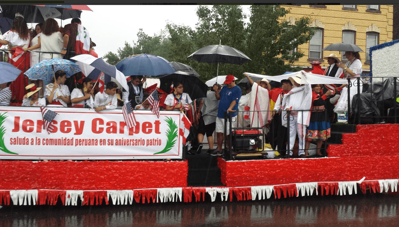 Unos se protegían de la lluvia con paraguas y otros con sombreros.