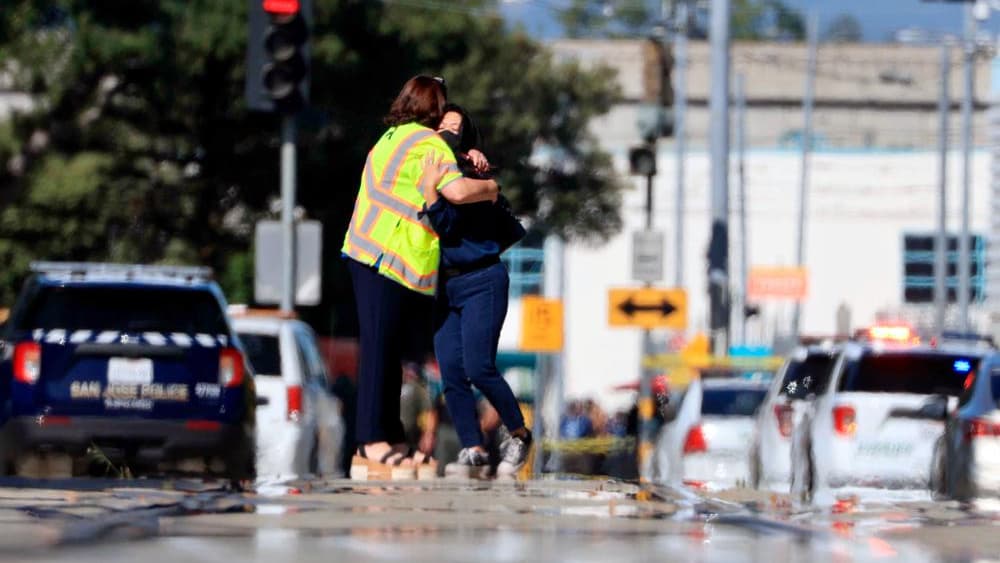 Pistolero del VTA usó tres armas semiautomáticas; presumen que escogió a sus víctimas