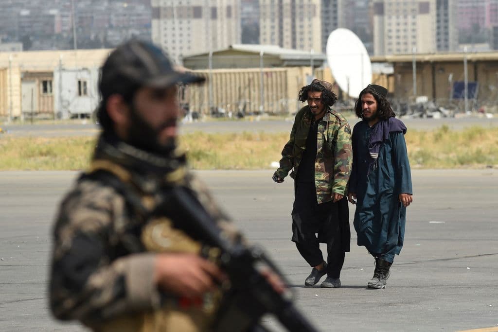 <a href="https://economictimes.indiatimes.com/news/international/world-news/taliban-in-afghanistan-satellite-visuals-of-kabul-airport-after-exit-of-us-and-nato-forces/videoshow/85797344.cms" target="_blank">El aeropuerto internacional de Kabul </a>se ha convertido en un lugar simbólico de la fulgurante victoria de los talibanes, que en cuestión de días tomaron control de un país que ya gobernaron con durísimas medidas, especialmente contra las mujeres, entre 1996 y 2001.