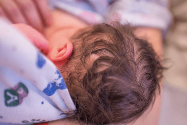 Además de tomar fotos, la mamá pudo amamantar a su bebé a minutos de nacer.