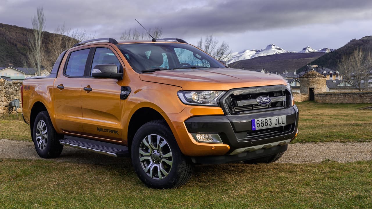 La actual versión global de la Ford Ranger fue presentada en 2015 y cuenta con
<b>dos motores 4 cilindros diésel y un 4 cilindros a gasolina</b>, pero carece de una versión V6 a gasolina fundamental para el mercado estadounidense.
<br>
<br>En la imagen se observa la versión que se vende en México.