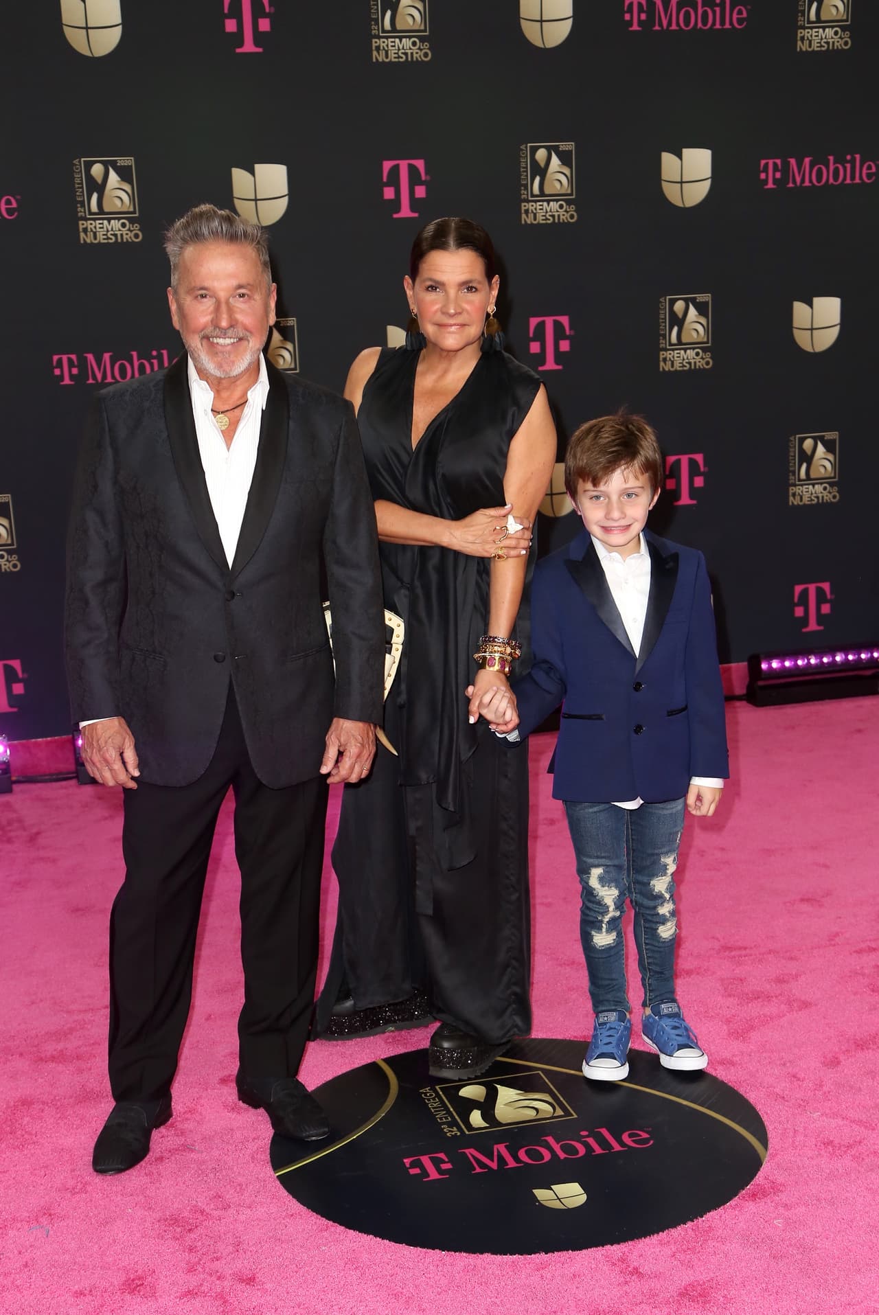 Ricardo Montaner y Marlene Rodríguez, uno de los matrimonios más sólidos del espectáculo con 31 años de casados, posaron en la alfombra magenta con todo y nieto.