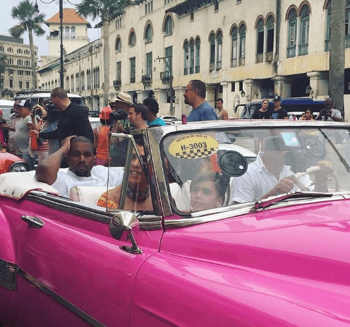Para pasear por la isla la pareja eligió un descapotable color rosa, como el de Barbie...