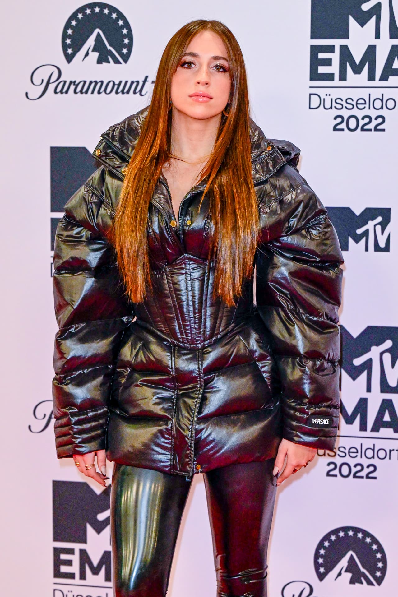 La cantante canadiense Tate McRae llegó con esta pieza metálica.