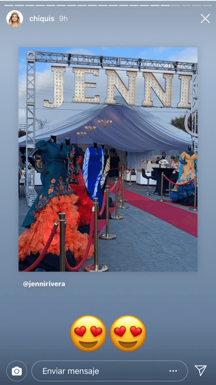 En dicho evento no estuvo Chiquis, ni tampoco los otros hijos de Jenni Rivera (Jacqie, Michael Angelo, Jenicka y Juan Ángel); sin embargo, Chiquis publicó en sus historias de 
<b><a href="https://www.instagram.com/chiquis/" target="_blank">Instagram</a></b> esta imagen del lugar en el que se anunció el nuevo álbum de su fallecida madre.