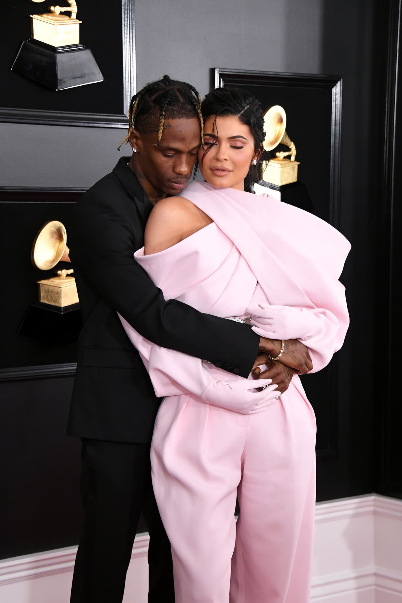 Desde entonces, se ha especulado que la pareja ha hecho
<b><a href="https://www.univision.com/famosos/kylie-jenner-publica-fotografias-junto-a-travis-scott-y-desata-dudas-de-una-posible-reconciliacion-fotos" target="_blank">intentos de reconciliación</a></b>, como trascendió en febrero de 2020 cuando la empresaria publicó una serie de fotos en las que aparecía con él. Sin embargo, nunca se confirmó que volvieran.