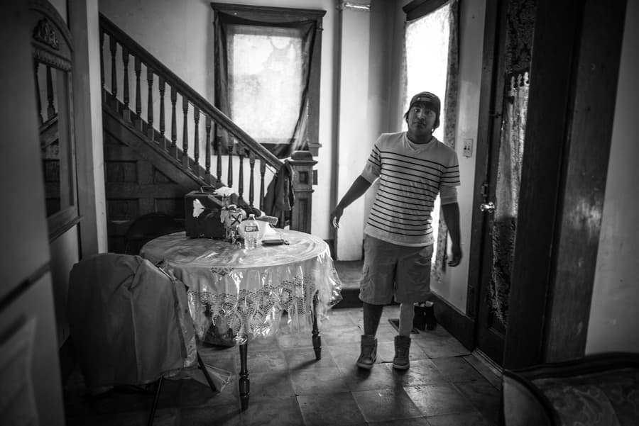 Osiel empezó a trabajar en Case Farms cuando tenía 16 años, demasiado joven por ley para trabajar en una fábrica. El trabajo le costó su pierna cuando cayó dentro de una máquina.