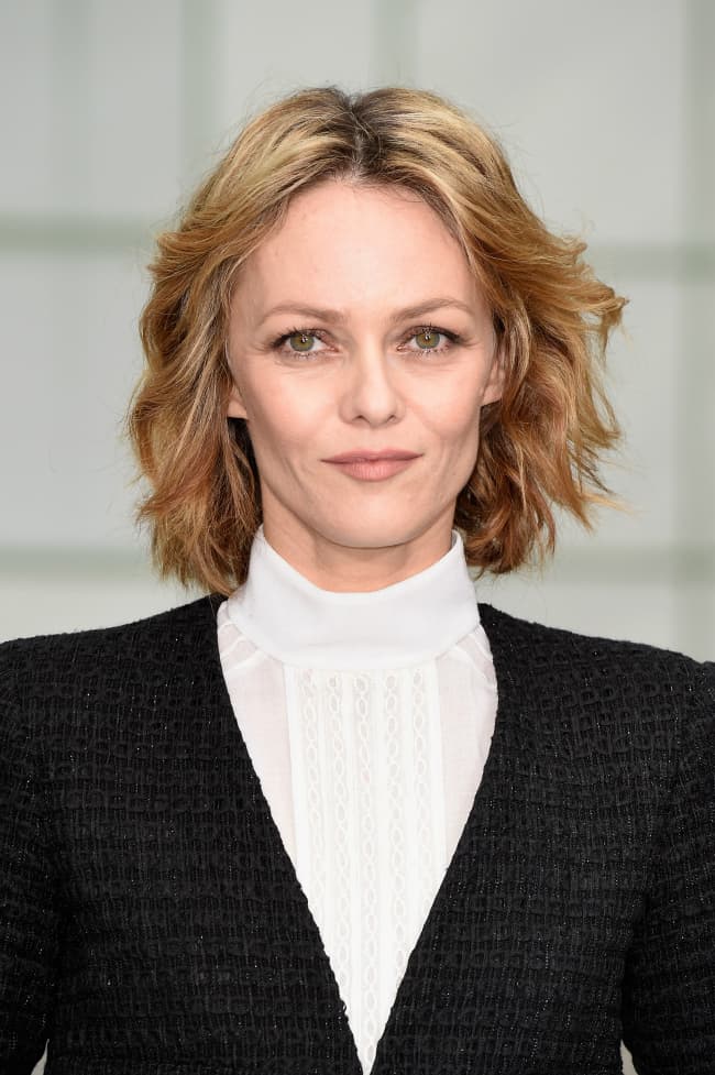 Vanessa Paradis. La actriz y cantante francesa hizo un comeback en la belleza por sus dientes separados, su pelo desarreglado y el maquillaje natural. Vanessa es imagen y embajadora de Chanel, además de salir en portadas para muchas revistas alrededor del mundo.