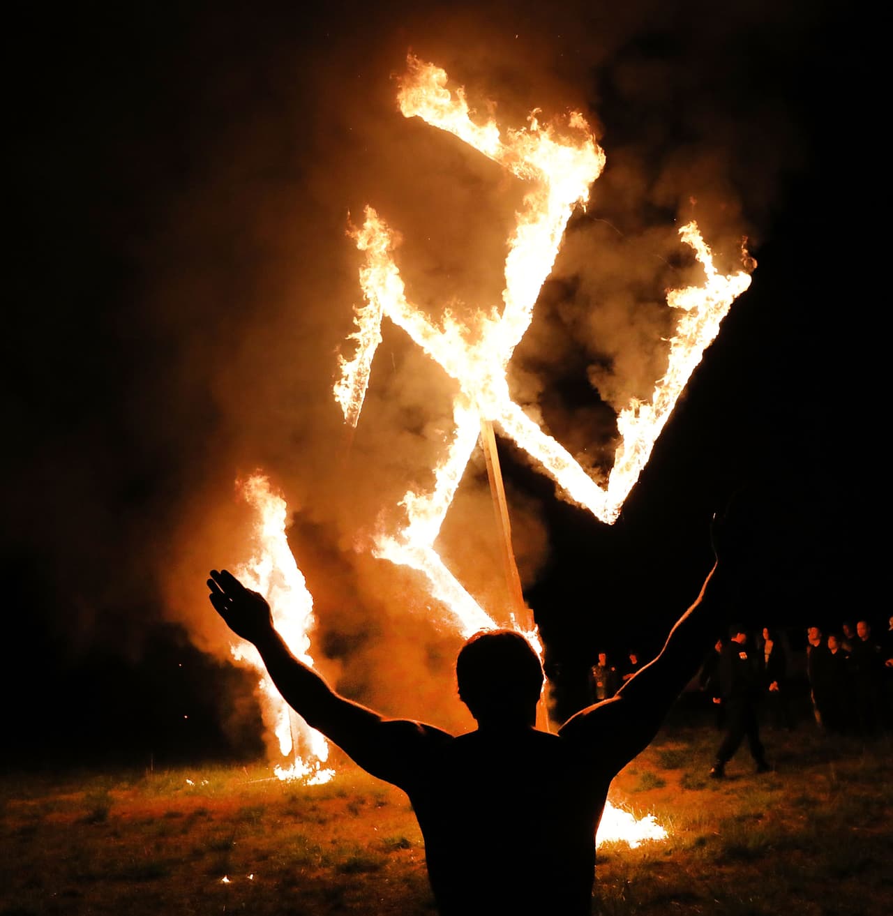 Un grupo de supremacistas blancos se reunió en Draketown, Georgia en abril de 2018. Durante el encuentro quemaron esvásticas de madera e hiceron saludos Nazis.