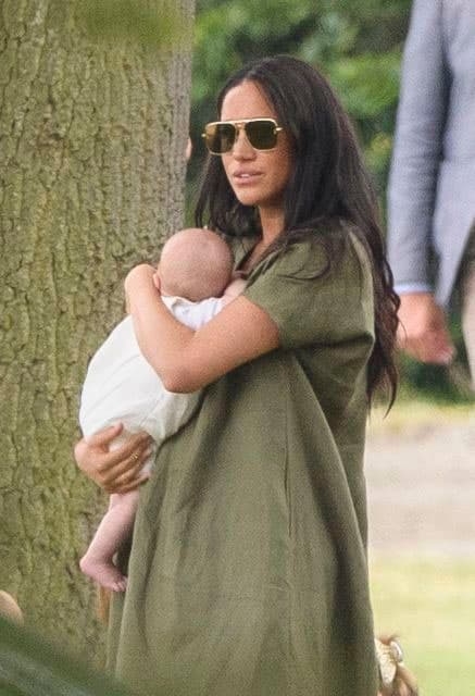 La situación entre la duquesa de Sussex y su familia paterna es tal, que ni su padre ni sus hermanastros han compartido con ella momentos significativos como fueron su boda y el nacimiento de 
<b><a href="https://www.univision.com/famosos/meghan-markle-continua-una-tradicion-que-inicio-la-lady-diana-con-sus-hijos-y-que-ya-habia-seguido-kate-middleton-fotos">su primer hijo, Archie Harrison</a></b>, a quien ninguno de ellos conoce.