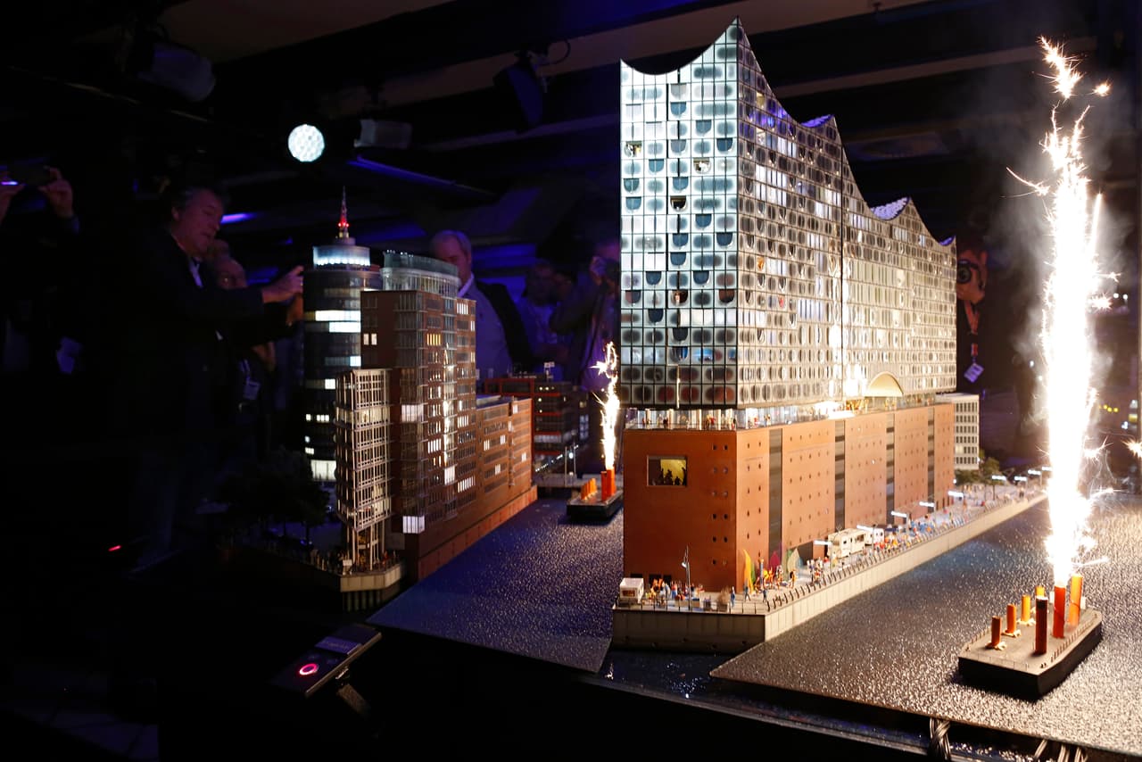 El presupuesto inicial de la obra se incrementó hasta 10 veces a medida que avanzó la construcción, lo que trajo críticas a los políticos de turno. Las autoridades aspiran que el nuevo edificio atraiga turistas y beneficie económicamente a la ciudad en proceso de renovación. La fotografía, tomada en 2013, muestra la maqueta del proyecto entonces inconcluso.