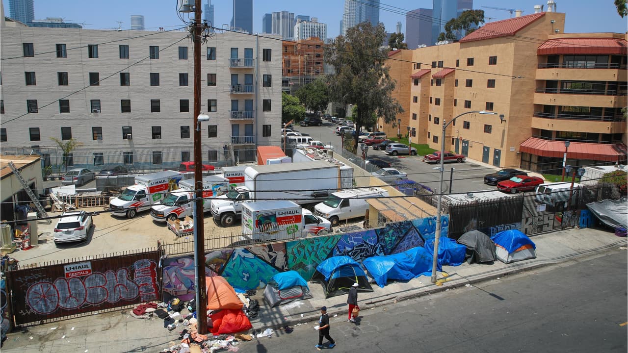 Piden renuncia del alcalde de Los Ángeles por la crisis de vivienda en la ciudad
