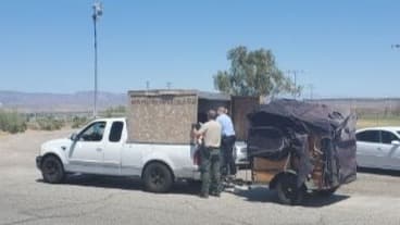 Encuentran a 5 niños en una caja arriba de una camioneta; 3 residentes de Sacramento son arrestados